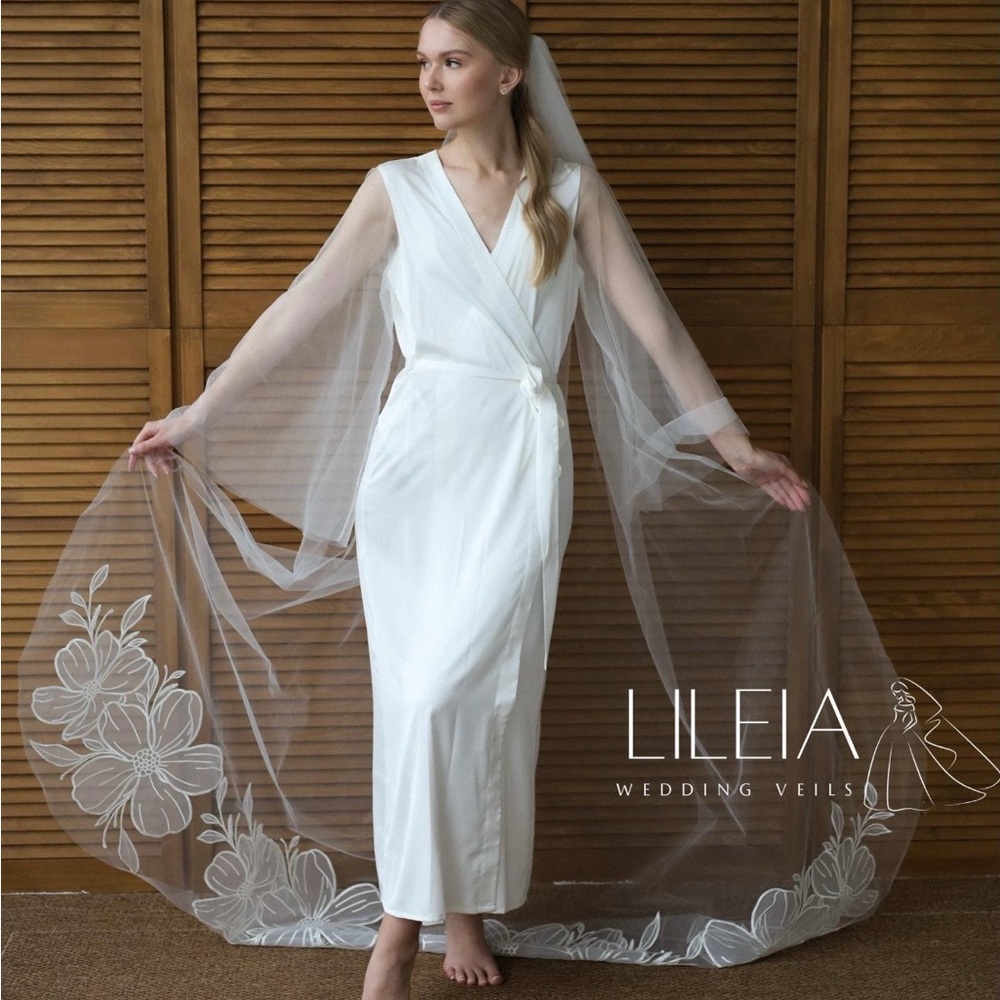NWT White floral wedding veil cathedral